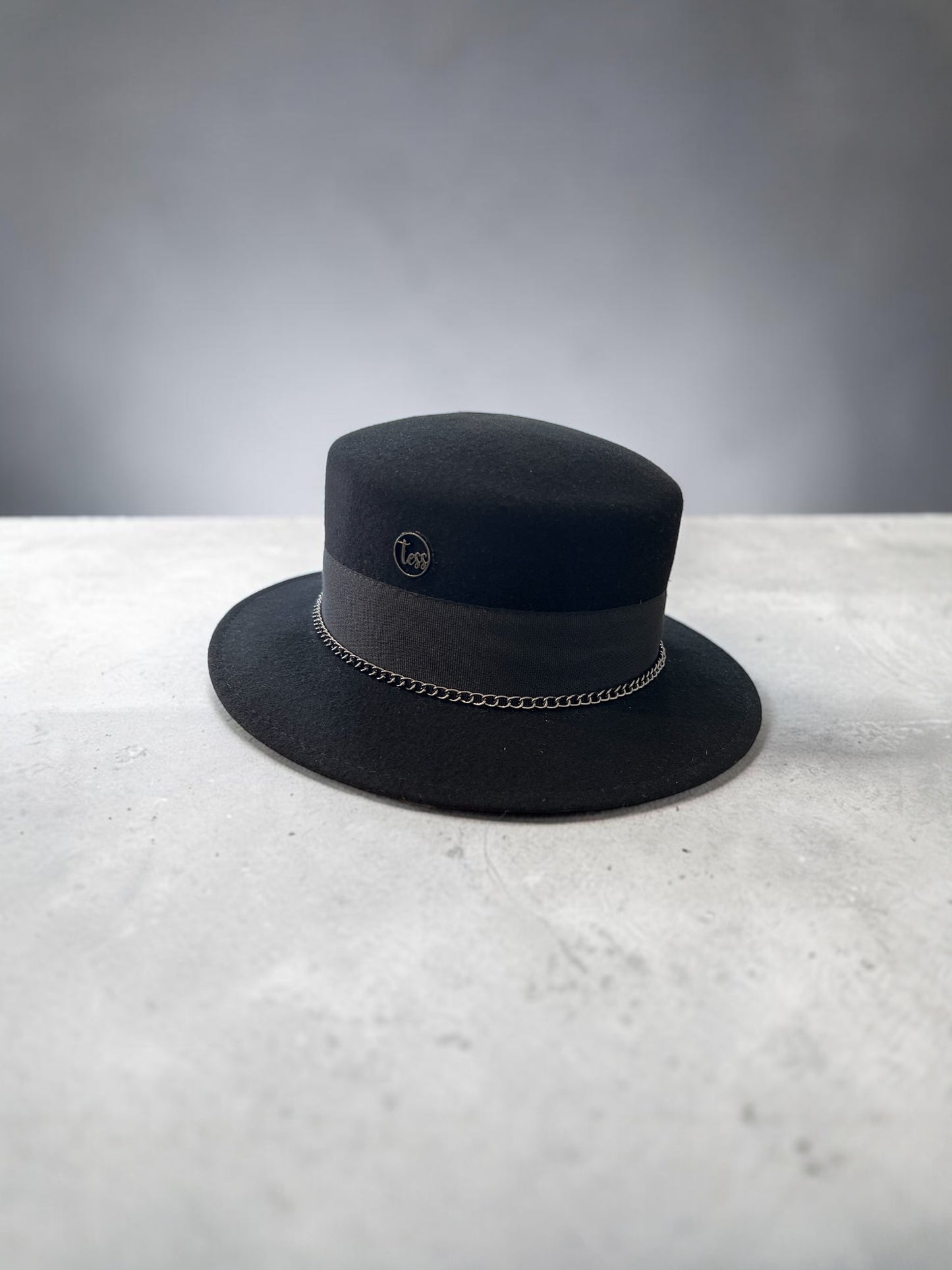Canotier tout noir en laine, Tess Atelier