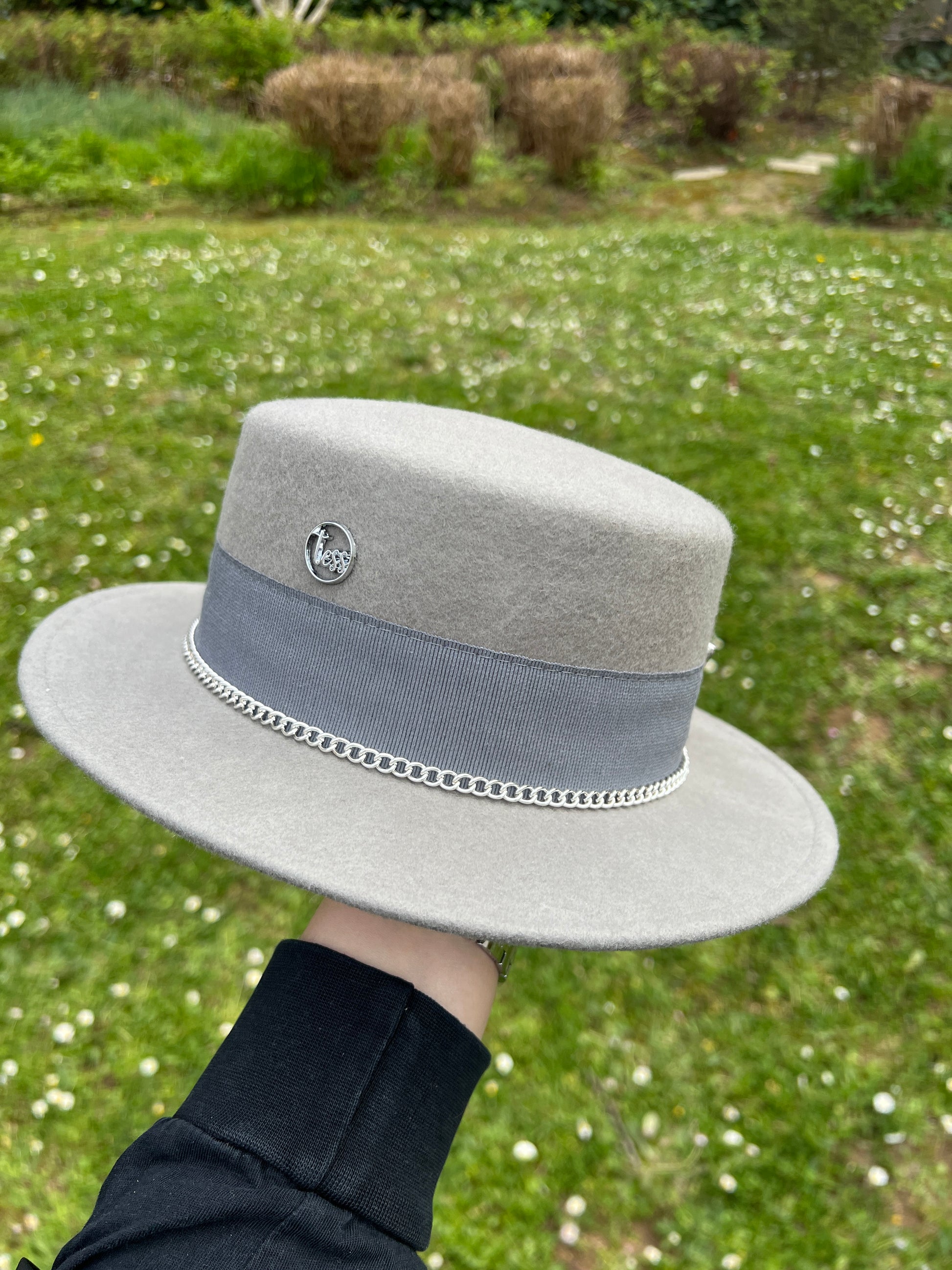 Canotier en laine gris à chaîne et broche, Tess Atelier