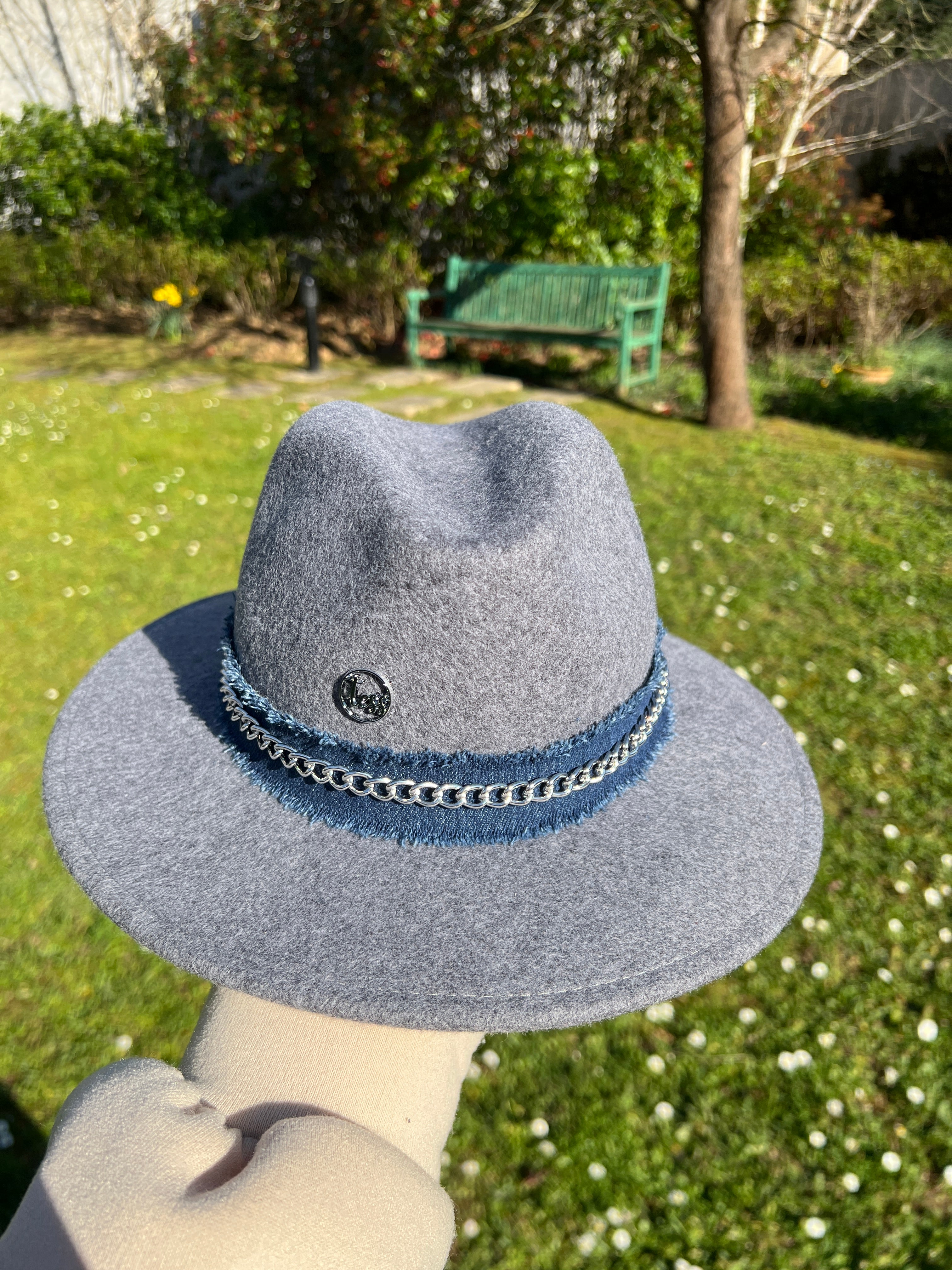 Fedora en feutre gris chiné à ruban jean et chaîne, Tess Atelier