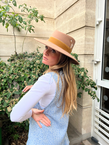 Chapeau grand bord broche abeille