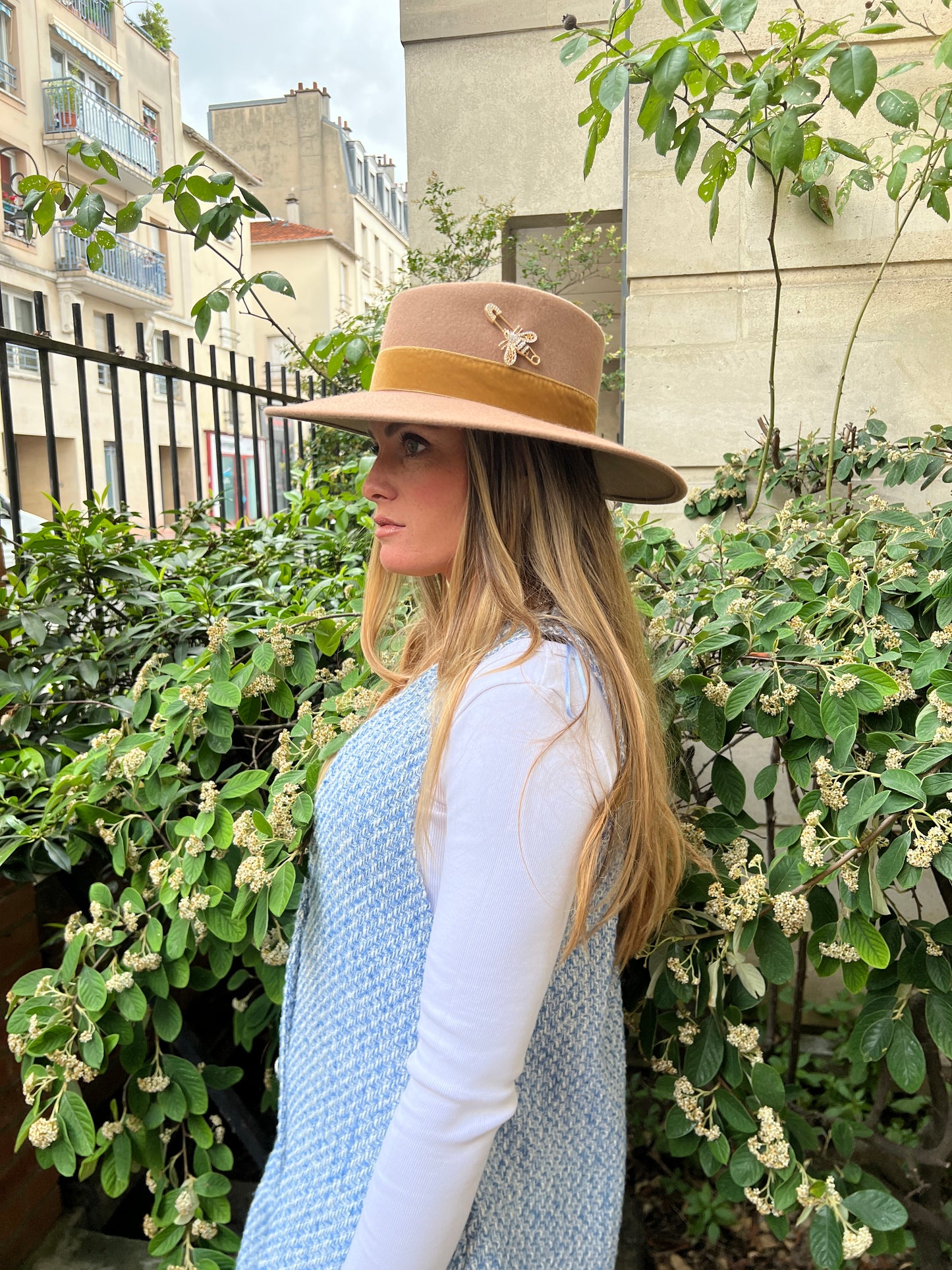 Chapeau grand bord broche abeille