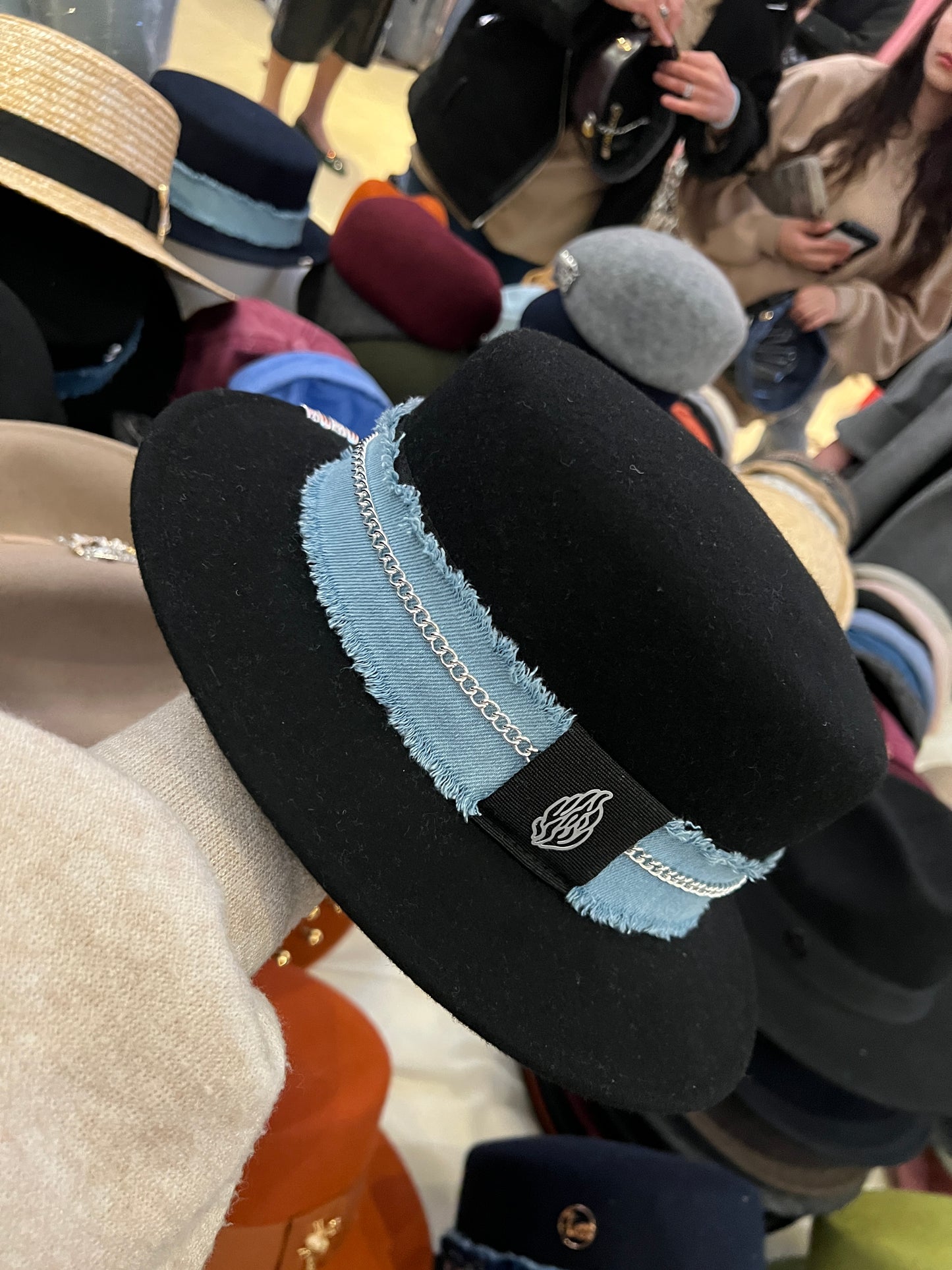 Canotier noir ruban jean, chaîne métal Aesh