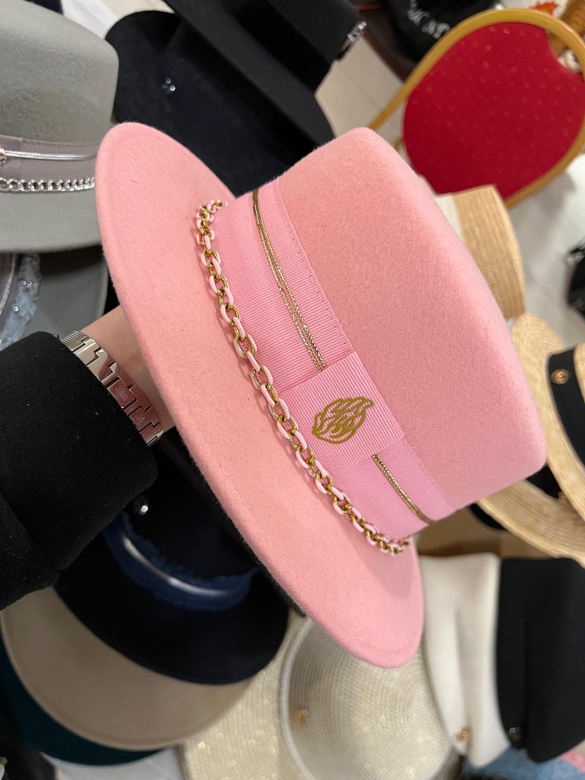Canotier en laine rose aux détails dorés, Tess Atelier