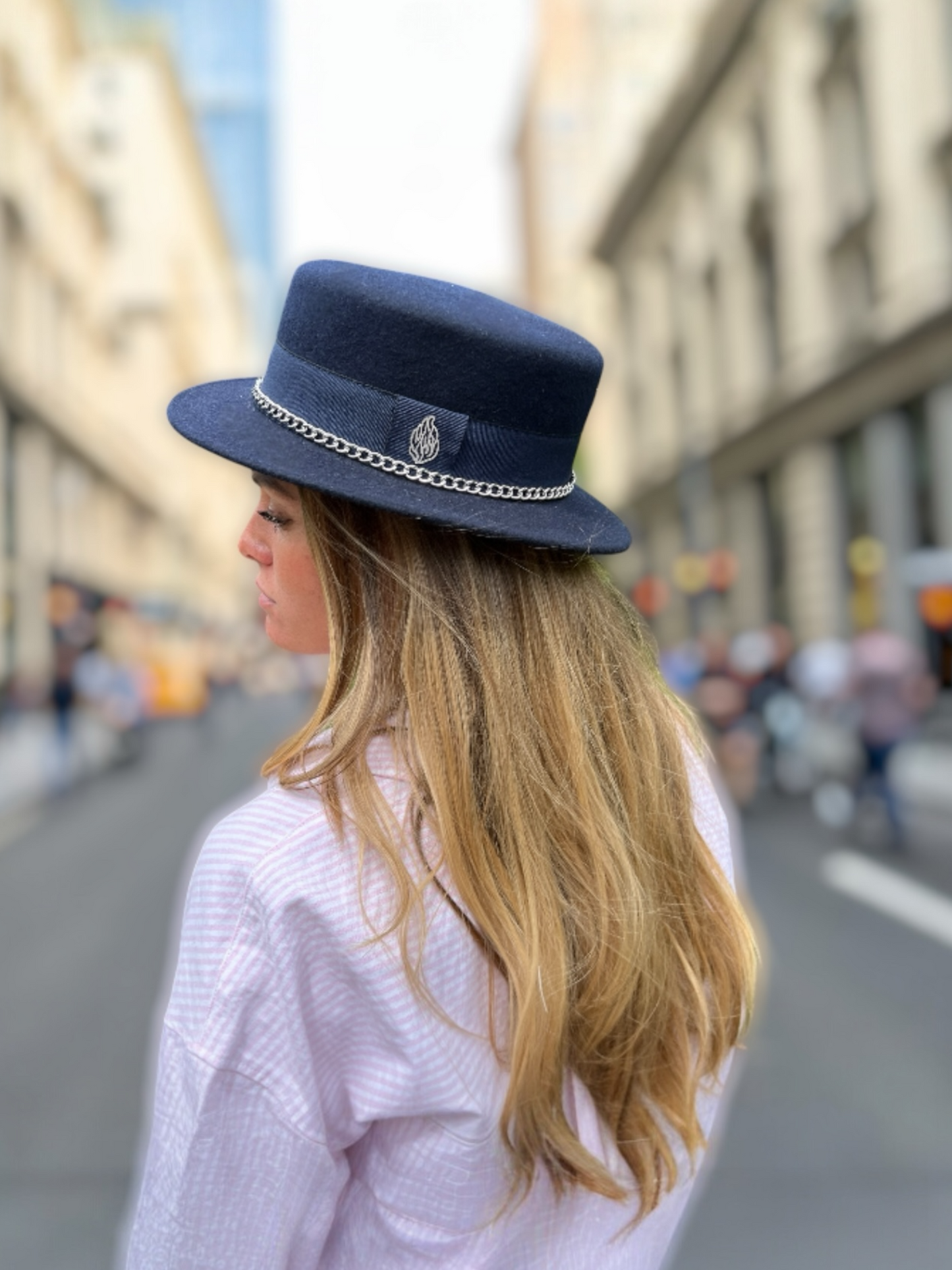 Canotier en laine bleu marine avec chaîne, Tess Atelier