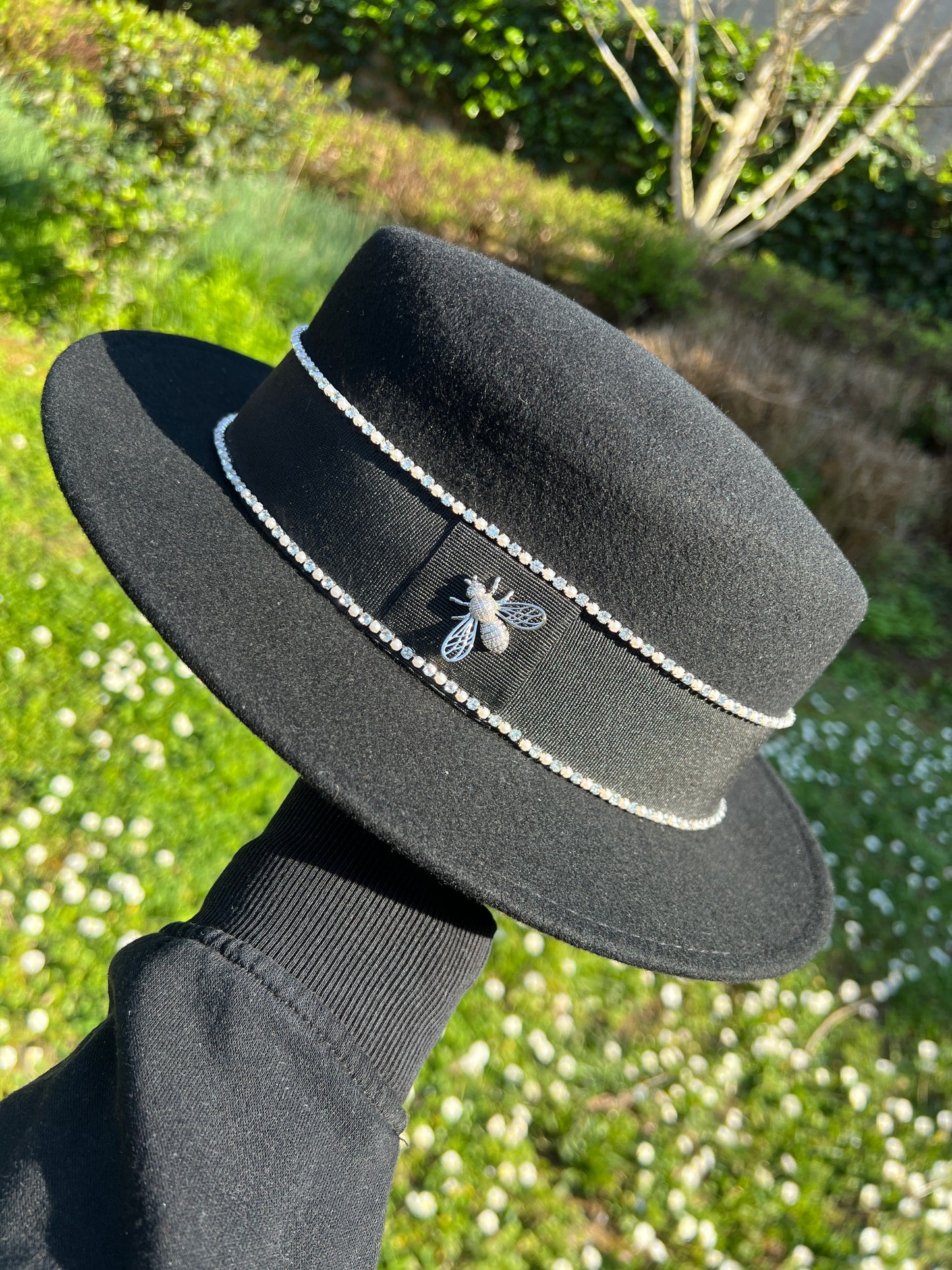 Canotier à strass, broche abeille