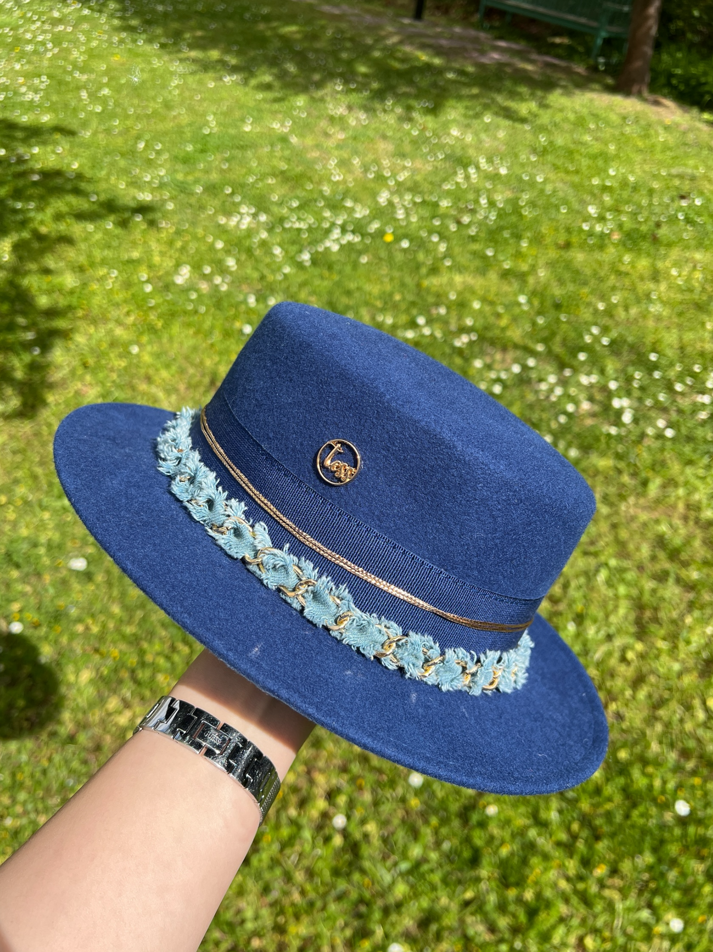 Canotier en laine bleu électrique à chaîne dorée, Tess Atelier
