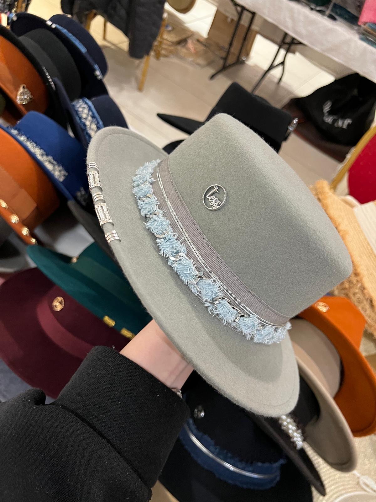 Canotier en laine gris à chaîne métal et jean, Tess Atelier