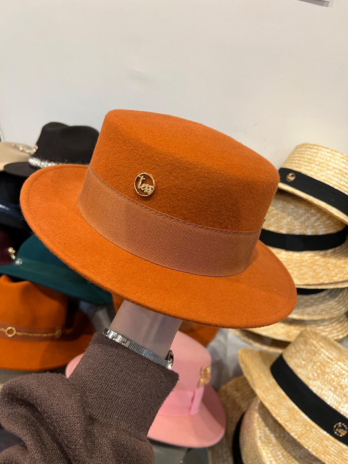 Canotier en laine couleur rouille avec broche, Tess Atelier