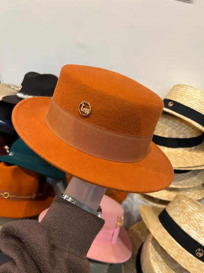 Canotier en laine couleur rouille avec broche, Tess Atelier
