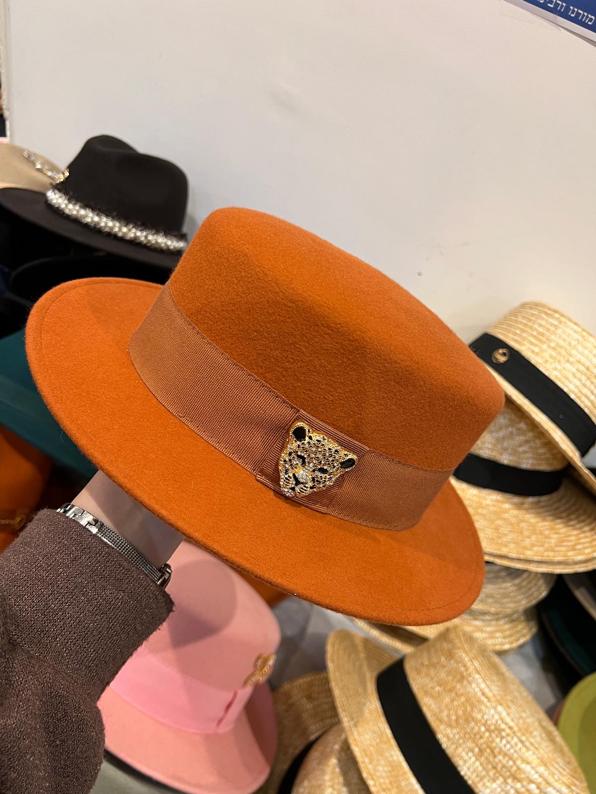 Canotier couleur rouille personnalisé avec sa broche