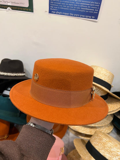 Canotier couleur rouille personnalisé avec sa broche