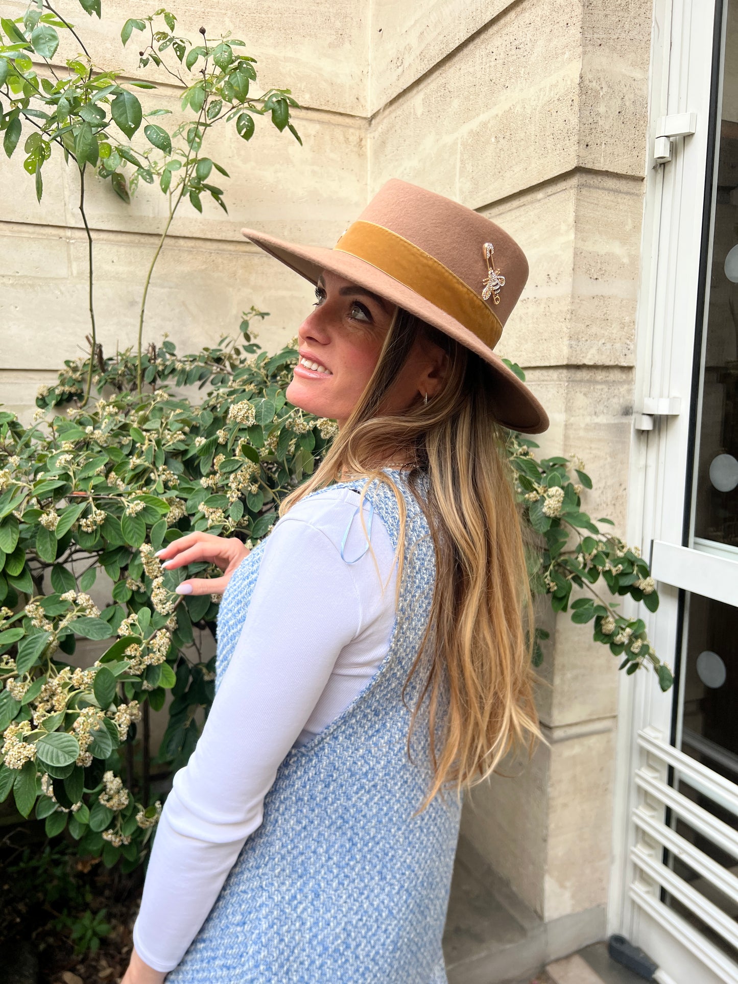 Chapeau grand bord broche abeille