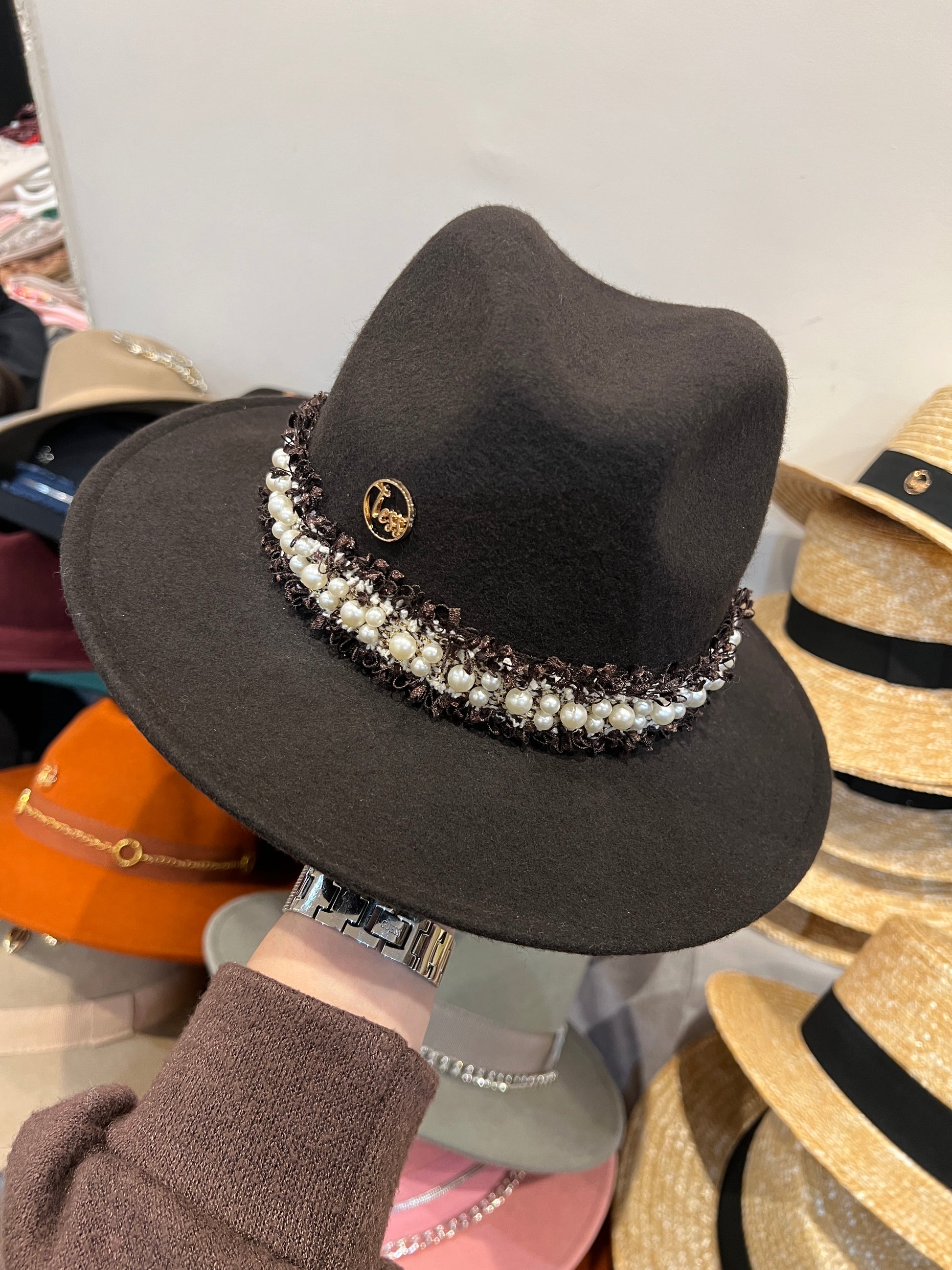 Fedora en feutre marron à bande tweed perlée, Tess Atelier