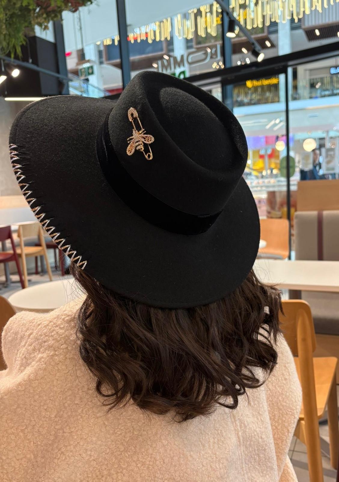 Chapeau à grand bord noir avec broche abeille dorée, Tess Atelier
